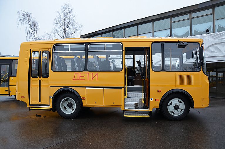 фото автобуса ПАЗ-32053-70 школьный с открытой дверью