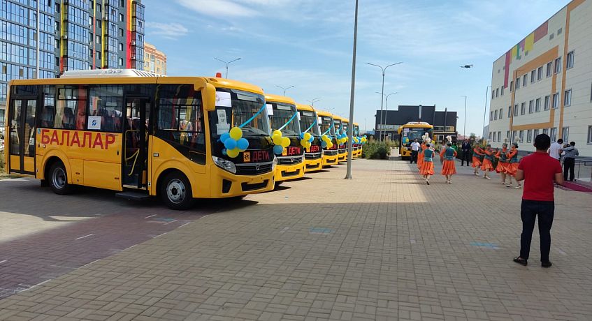 Школы Казахстана получили новые автобусы для перевозки детей из отдаленных районов