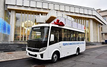 Павловский автобусный завод и Министерство транспорта РФ подарили автобус  Санкт-Петербургскому Дворцу творчества юных 